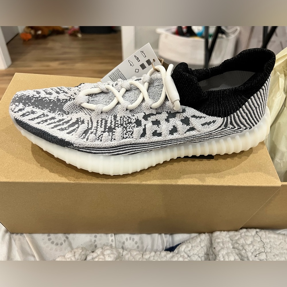 Yeezy 350 v2 cmpct